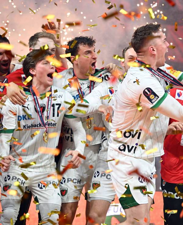 Lasse Andersson (M, Füchse Berlin) hebt den DHB-Pokal in die Höhe.