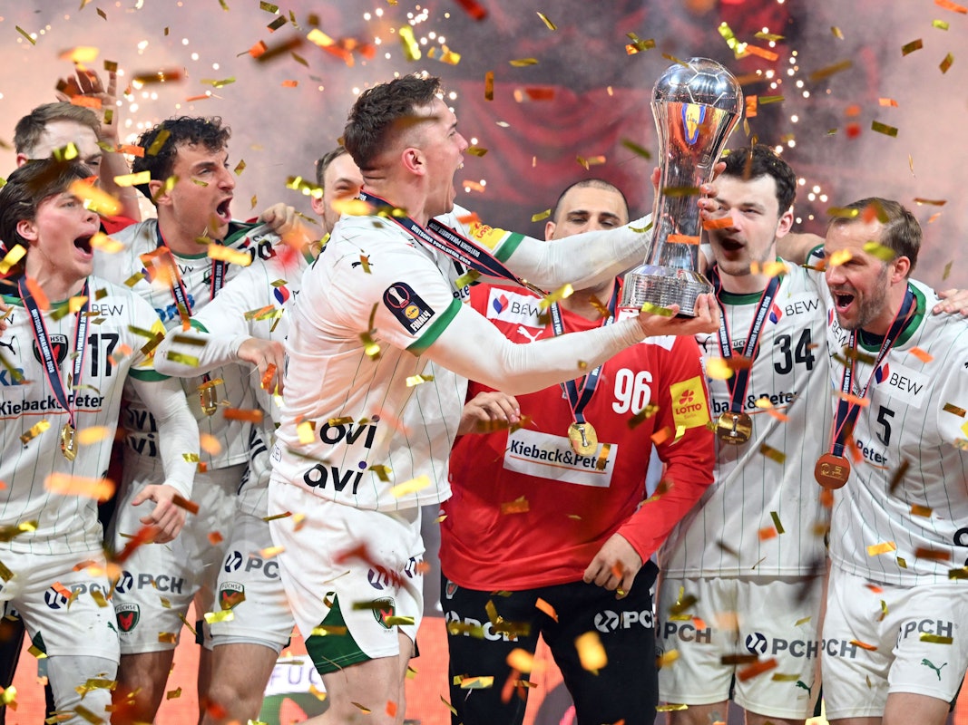 Lasse Andersson (M, Füchse Berlin) hebt den DHB-Pokal in die Höhe.