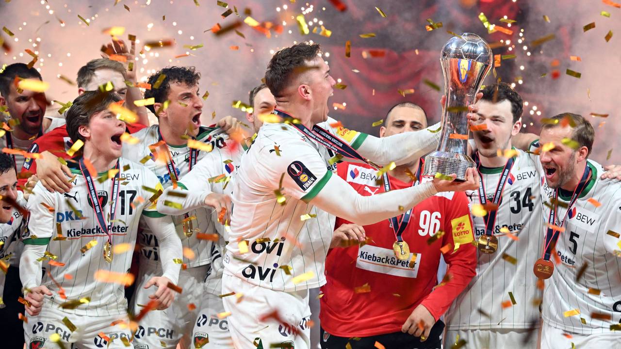 Lasse Andersson (M, Füchse Berlin) hebt den DHB-Pokal in die Höhe.