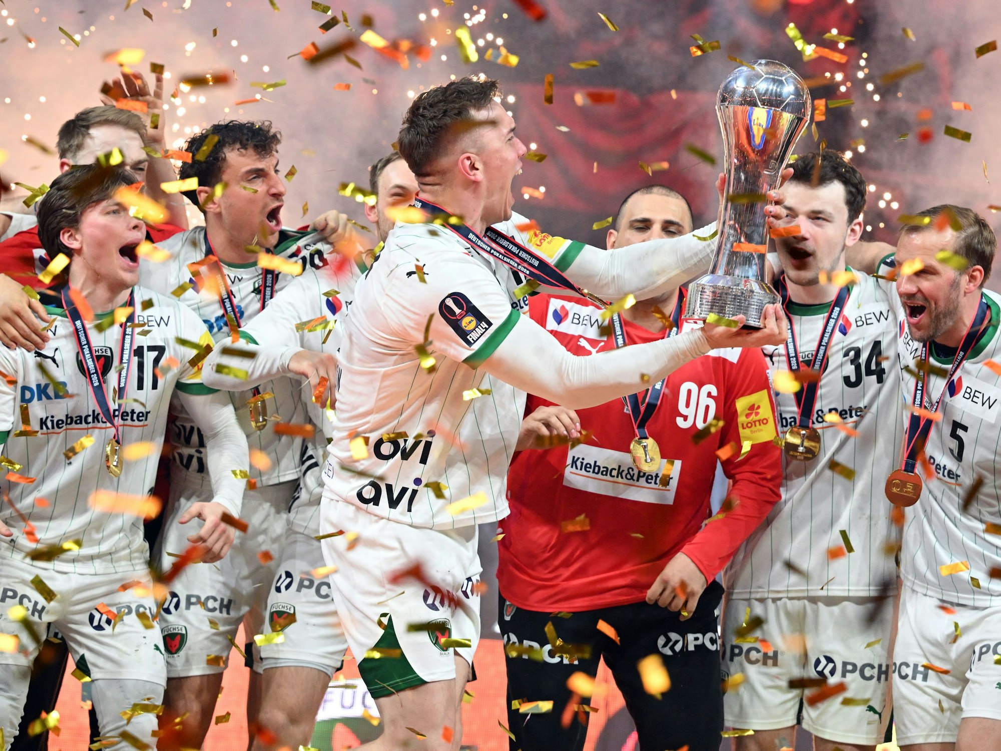 Lasse Andersson (M, Füchse Berlin) hebt den DHB-Pokal in die Höhe.