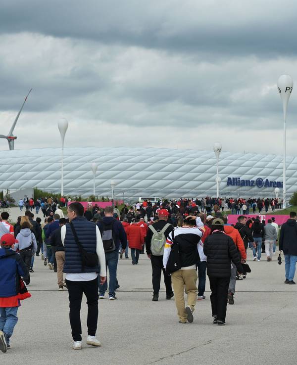 Fans gehen friedlich von der Haltestelle Fröttmaning zur Allianz Arena.