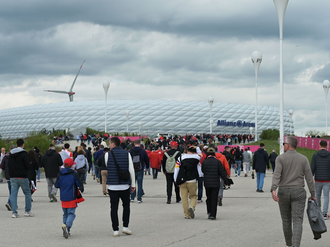 Fans gehen friedlich von der Haltestelle Fröttmaning zur Allianz Arena.