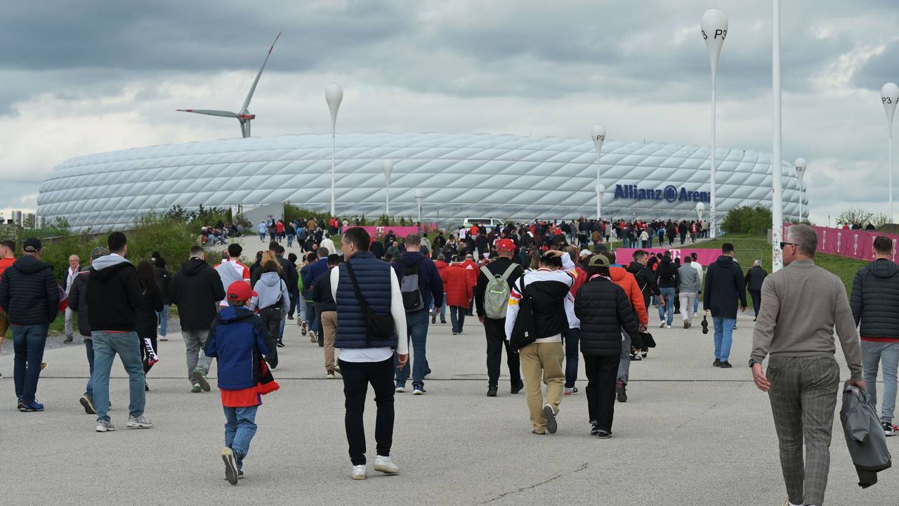Fans gehen friedlich von der Haltestelle Fröttmaning zur Allianz Arena.