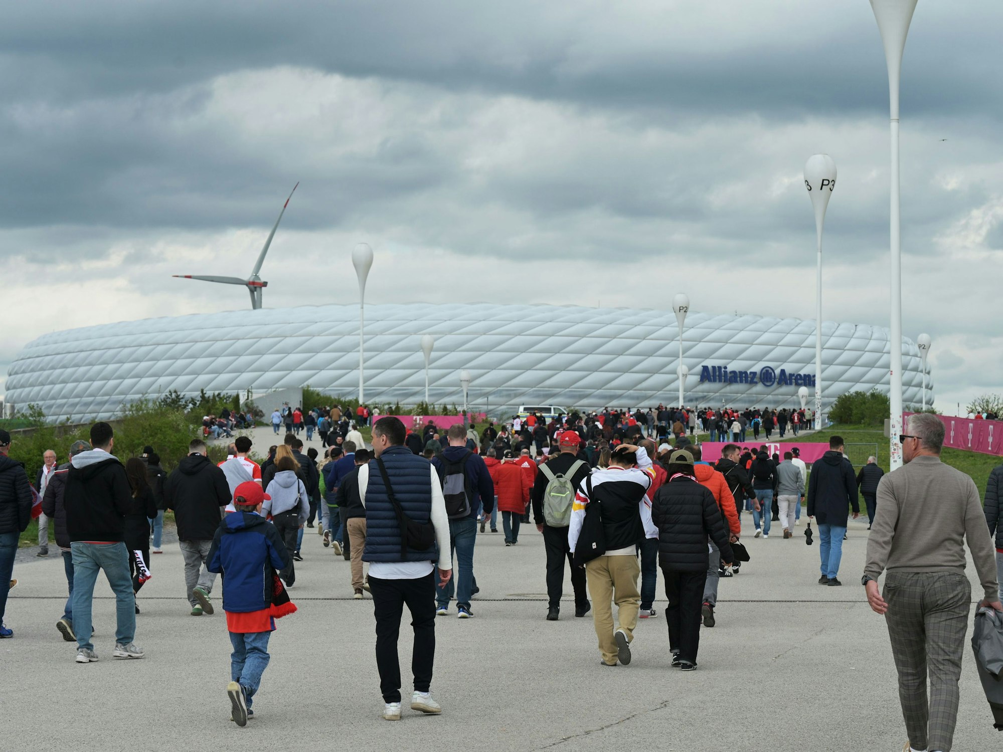Fans gehen friedlich von der Haltestelle Fröttmaning zur Allianz Arena.