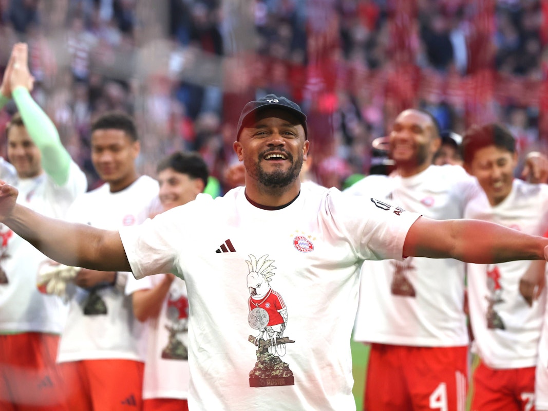 Bayern-Coach Vincent Kompany jubelt nach dem Sieg gegen den VfB Stuttgart.