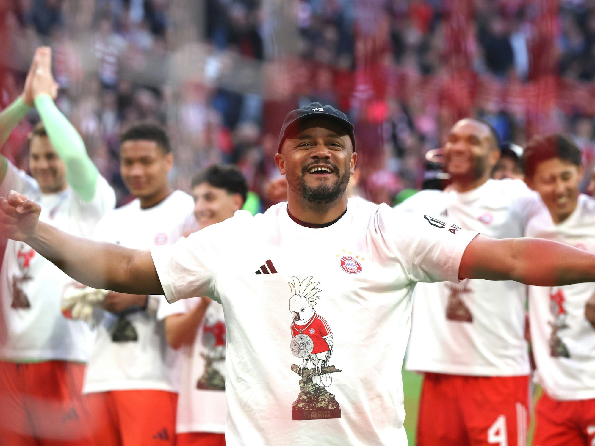 Bayern-Coach Vincent Kompany jubelt nach dem Sieg gegen den VfB Stuttgart.