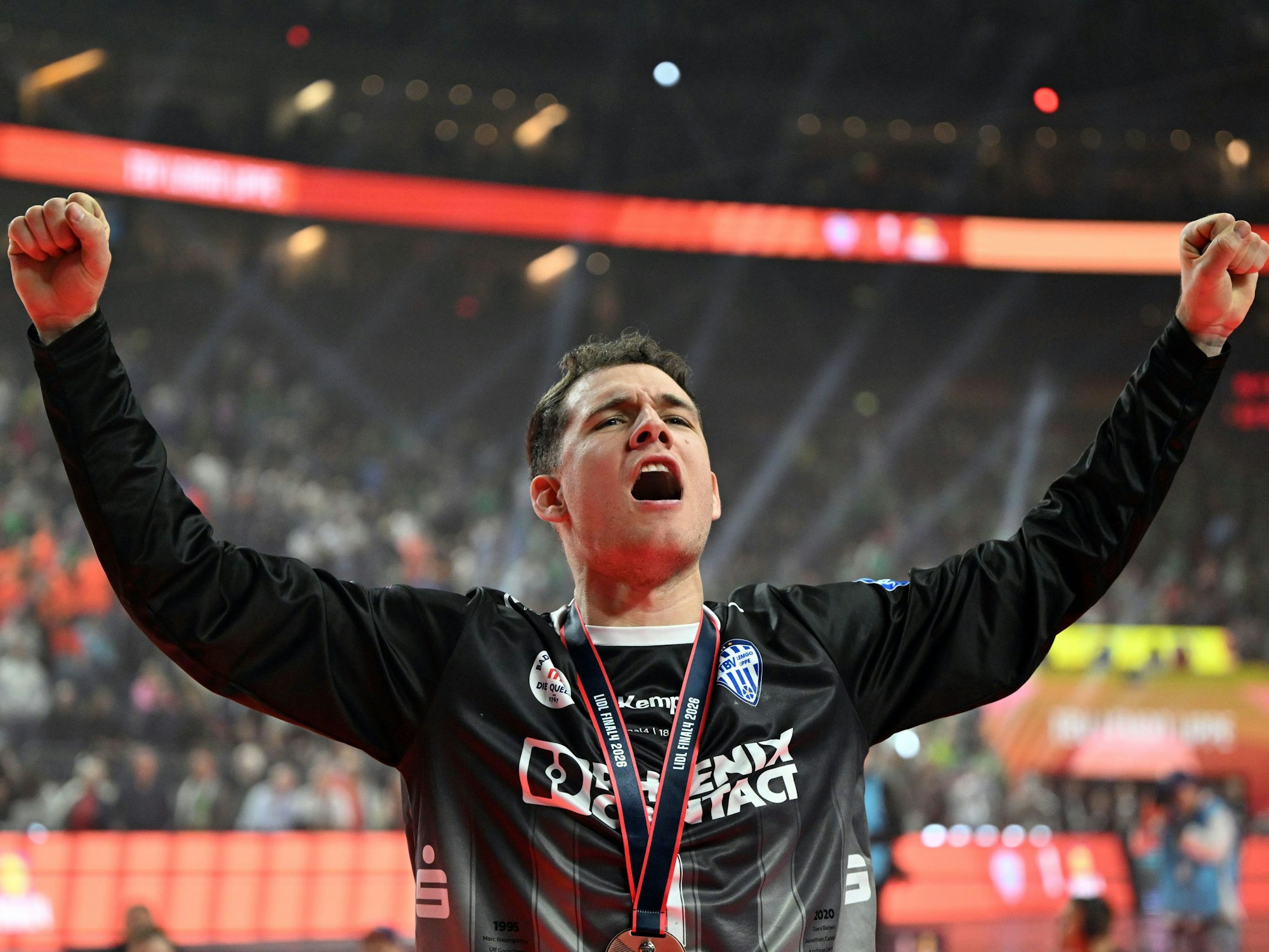 Torwart Constantin Möstl (TBV Lemgo) jubelt nach dem Sieg im Spiel um Platz 3.