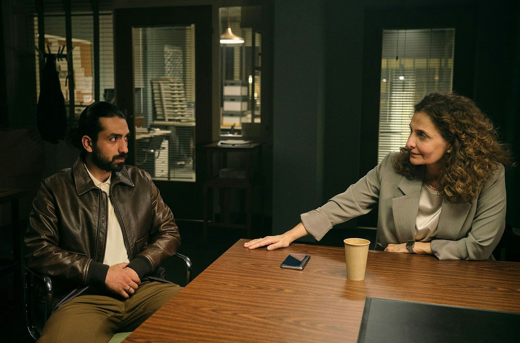 Die taffe Anwältin Simin Nadjafi (Proschat Madani) bestärkt ihren Mandanten Ramin Taremi (Omid Memar) darin, keine Aussage zu machen. Die Beweislage ist nämlich äußerst dünn. (Bild: SWR/Benoît Linder)