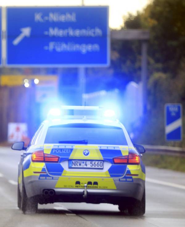 Aufgrund der Sperrung der A1 kam es am Samstag zu einem Verkehrschaos in Köln-Langel – alle wollten auf die Fähre. Auch am Sonntag droht Chaos (Symbolfoto).