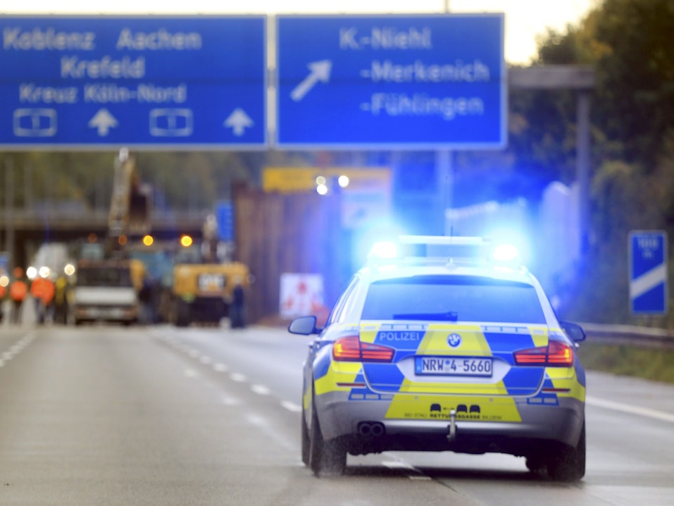 Aufgrund der Sperrung der A1 kam es am Samstag zu einem Verkehrschaos in Köln-Langel – alle wollten auf die Fähre. Auch am Sonntag droht Chaos (Symbolfoto).