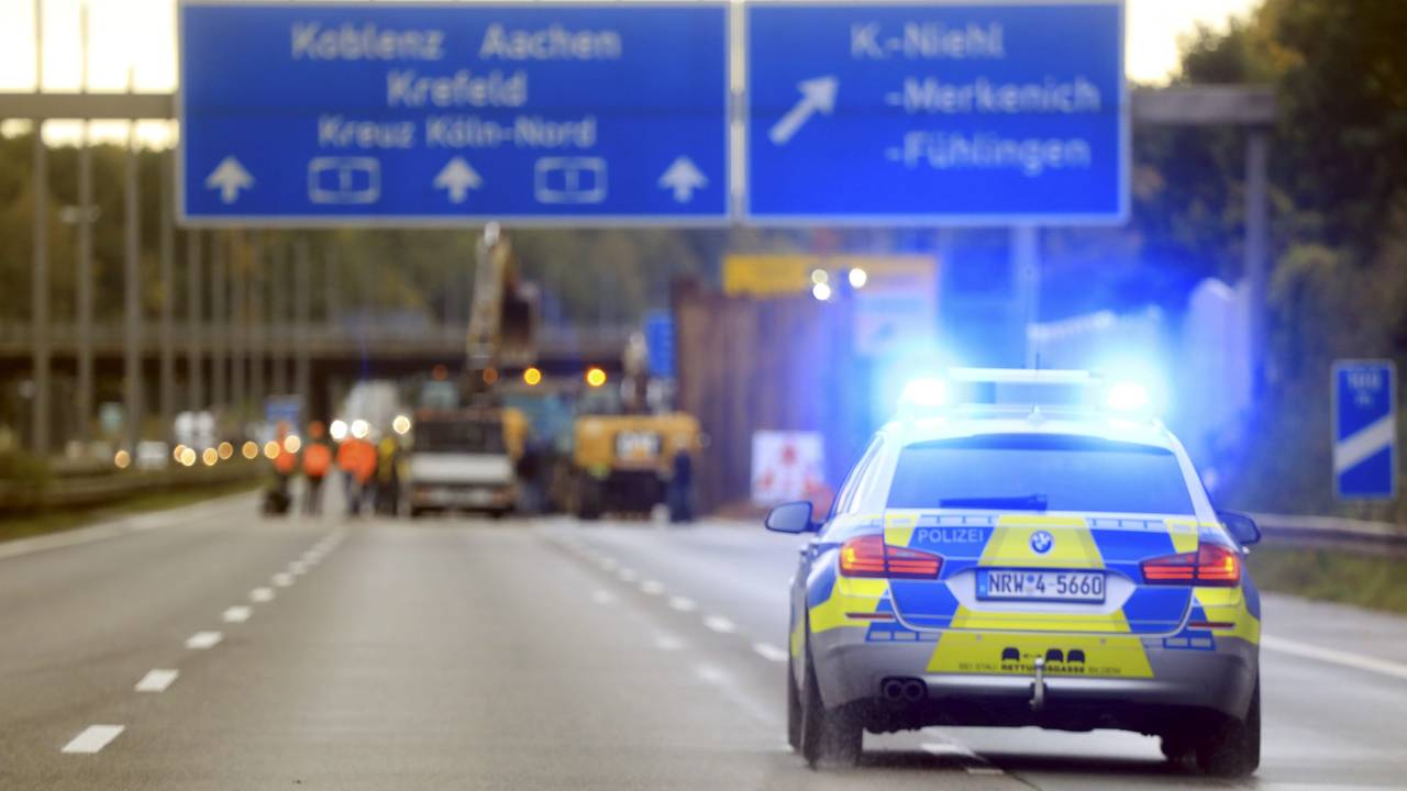 Aufgrund der Sperrung der A1 kam es am Samstag zu einem Verkehrschaos in Köln-Langel – alle wollten auf die Fähre. Auch am Sonntag droht Chaos (Symbolfoto).