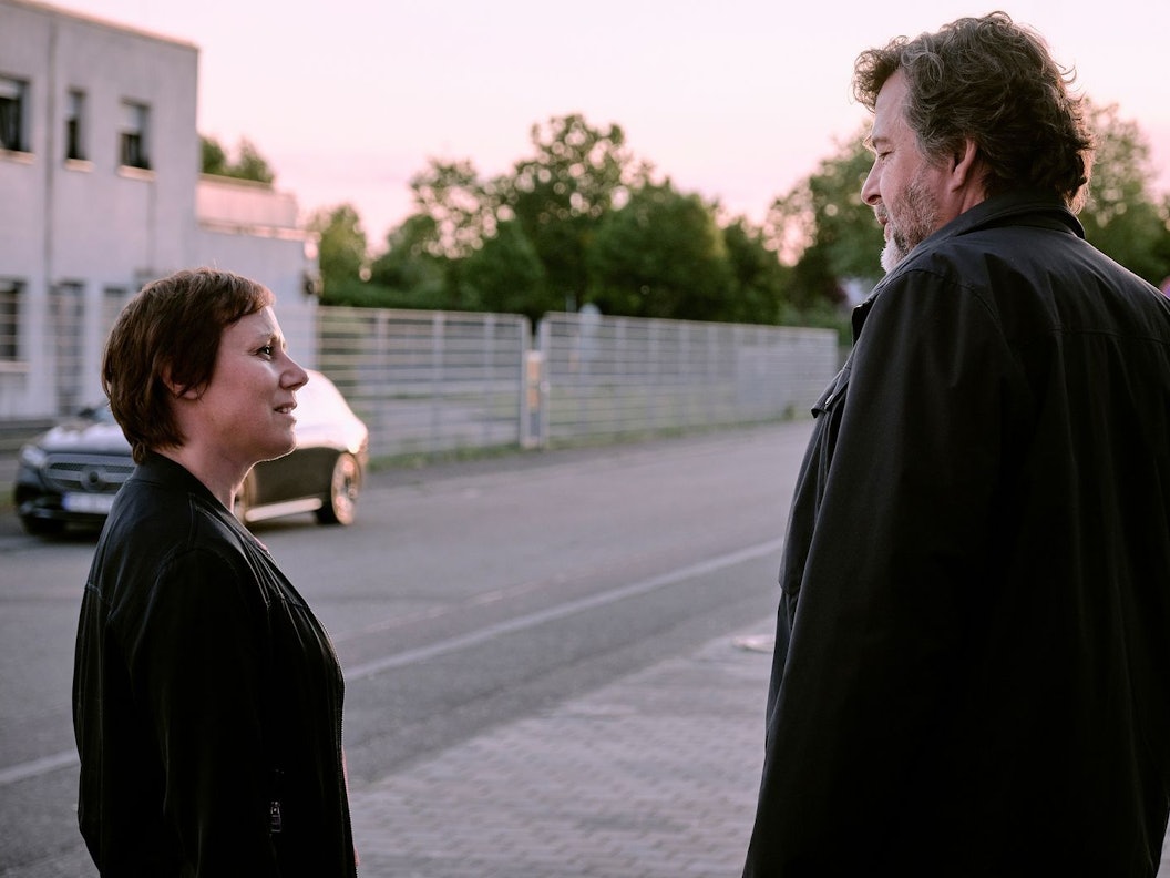 Erst am Ende ihres Falles sehen Franziska Tobler (Eva Löbau) und Friedemann Berg (Hans-Jochen Wagner) das Morgenlicht. Hinter ihnen liegt eine Nacht, in der es um Wahrheit, Moral und Vertrauen ging. Der „Tatort: Innere Angelegenheiten“ kommt zudem mit nur drei Schauplätzen aus. (Bild: SWR/Benoît Linder)