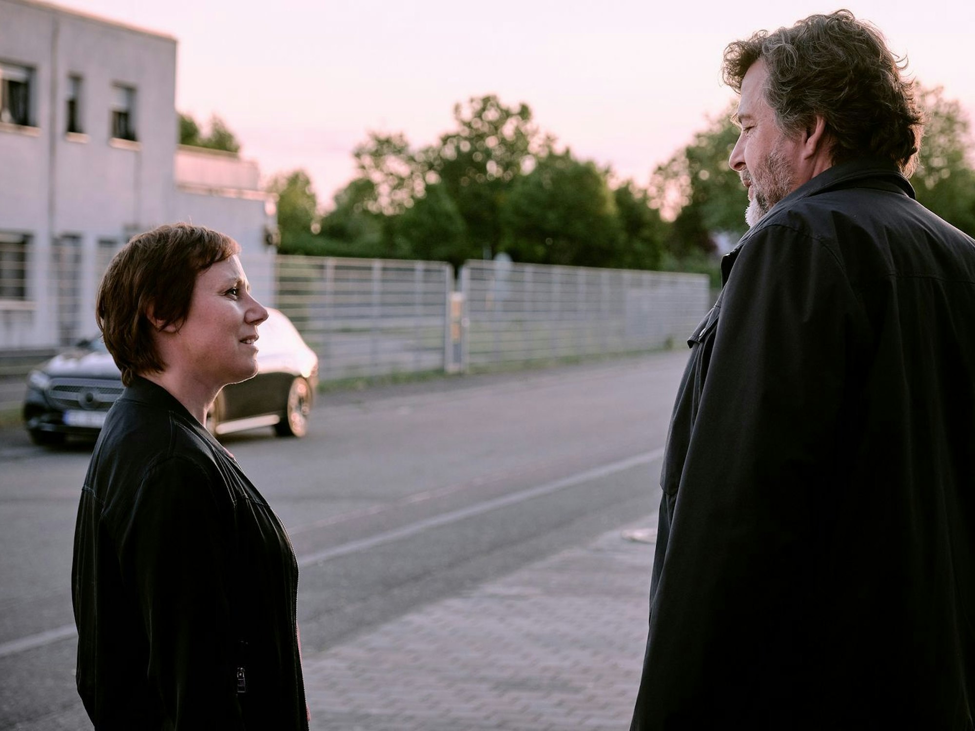 Erst am Ende ihres Falles sehen Franziska Tobler (Eva Löbau) und Friedemann Berg (Hans-Jochen Wagner) das Morgenlicht. Hinter ihnen liegt eine Nacht, in der es um Wahrheit, Moral und Vertrauen ging. Der „Tatort: Innere Angelegenheiten“ kommt zudem mit nur drei Schauplätzen aus. (Bild: SWR/Benoît Linder)