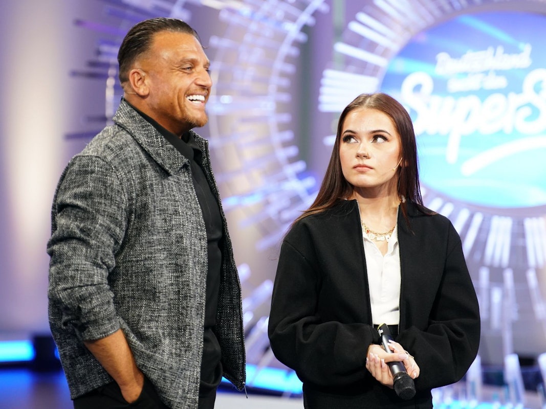 Er ist wieder da! Menowin Fröhlich (38) kam als Begleiter seiner Tochter Jiepen (17) zum DSDS-Casting - und ging als Recall-Teilnehmer der besten 30. Seine Tochter schied aus. (Bild: RTL/Stefan Gregorowius)