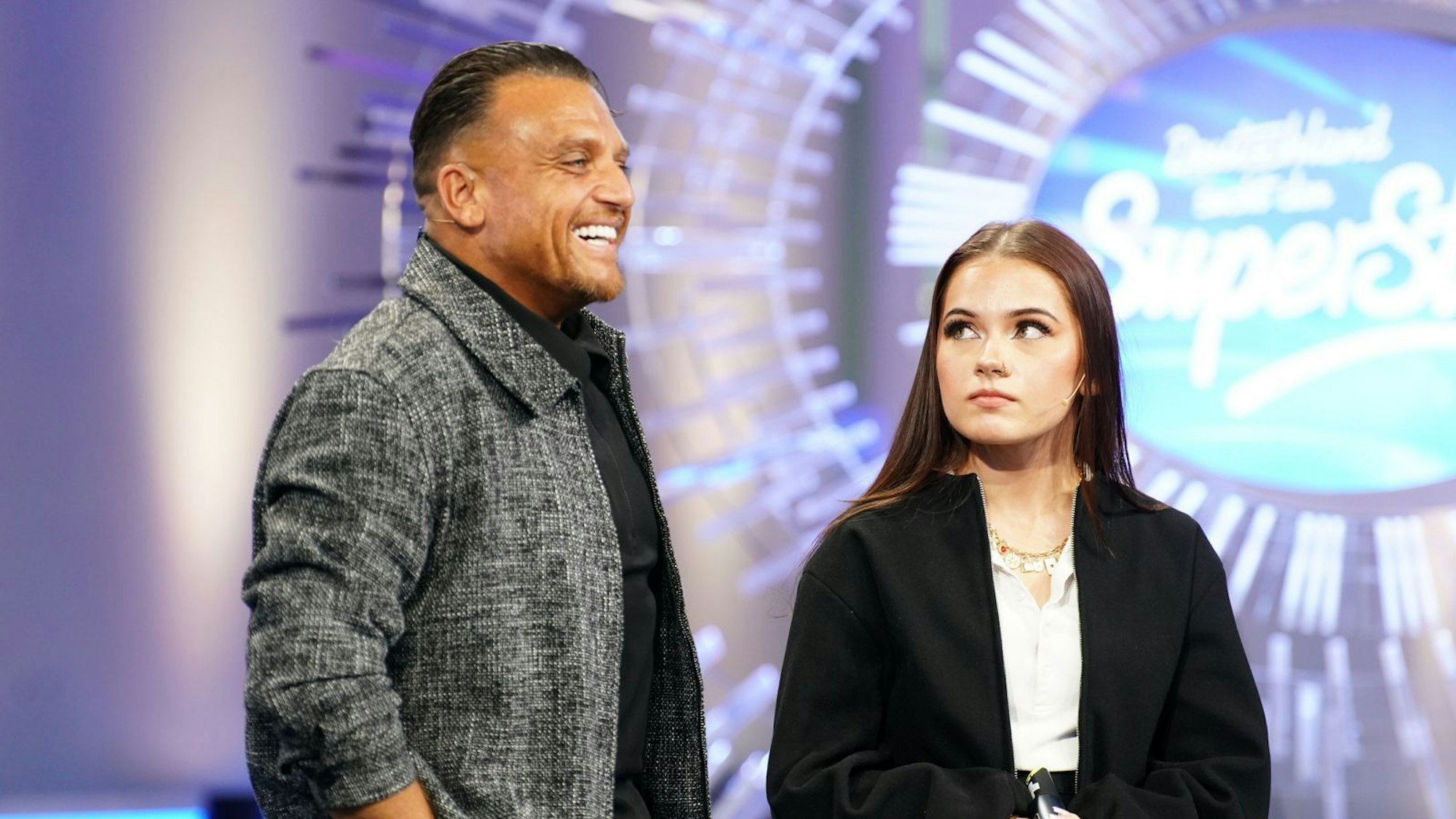 Er ist wieder da! Menowin Fröhlich (38) kam als Begleiter seiner Tochter Jiepen (17) zum DSDS-Casting - und ging als Recall-Teilnehmer der besten 30. Seine Tochter schied aus. (Bild: RTL/Stefan Gregorowius)