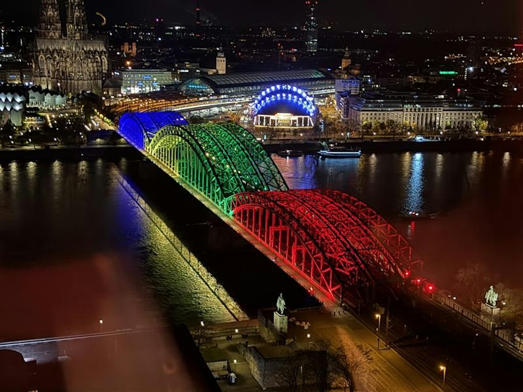Die Hohenzollernbrücke erstrahlt in den Olympischen Farben. Köln und NRW haben sich für eine Bewerbung ausgesprochen.