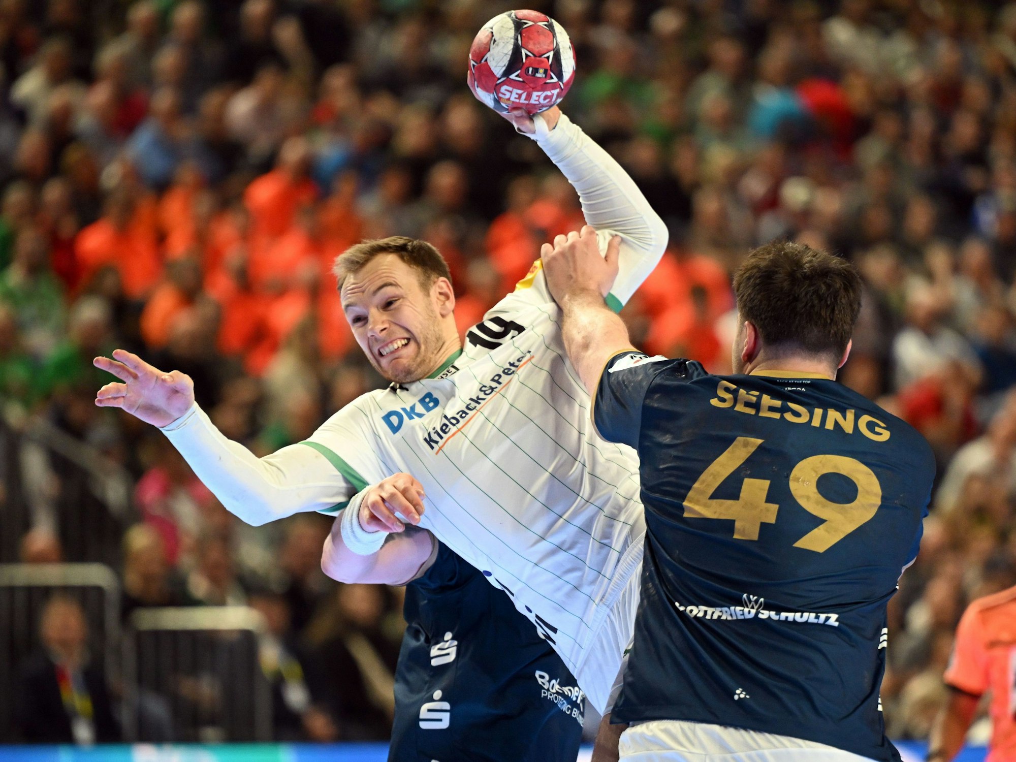 Mathias Gidsel (l, Füchse Berlin) und Aron Seesing (Bergischer HC) kämpfen um den Ball.