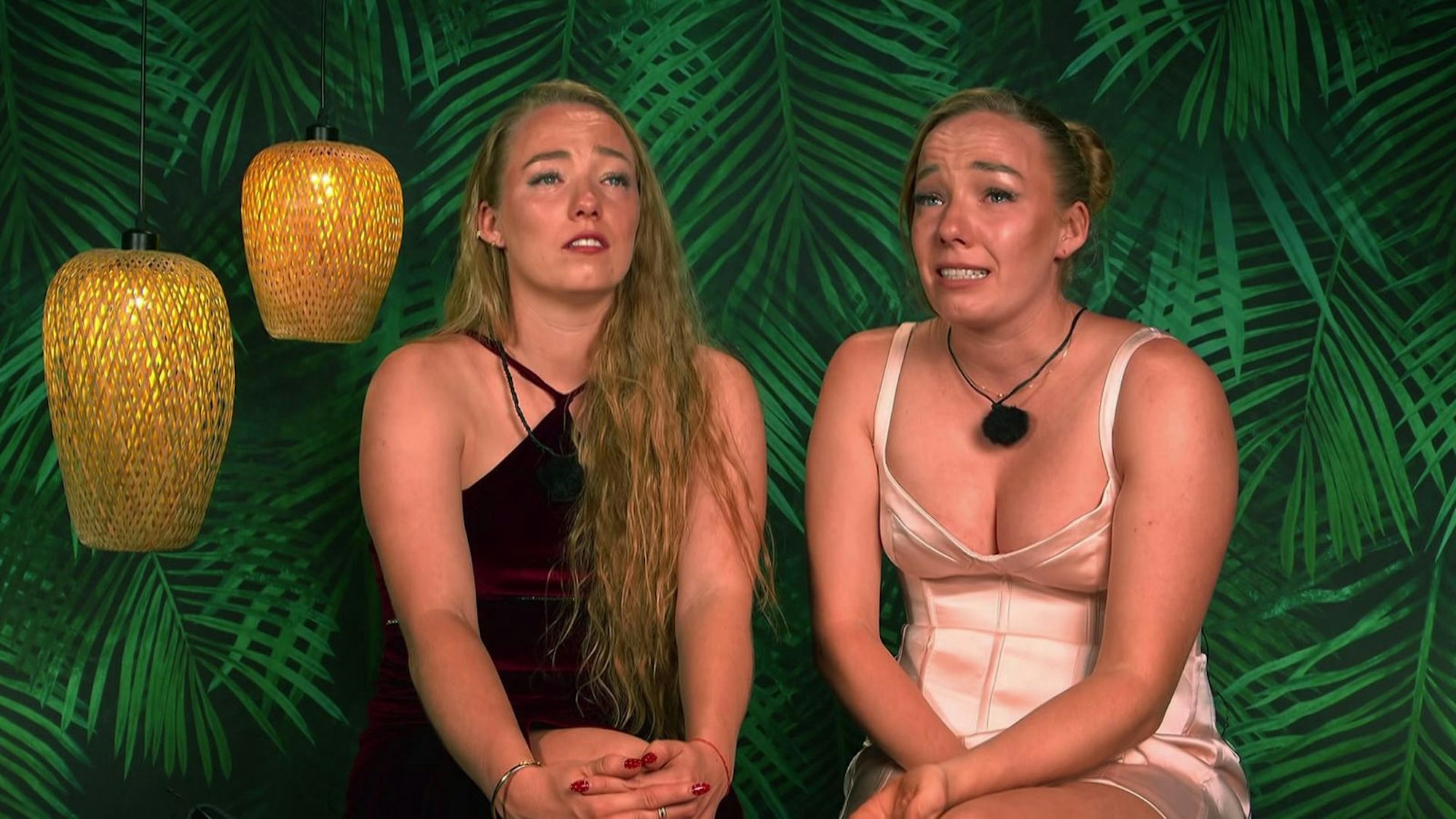 Taya und Yana sind nach ihrer Rauswahl schwer enttäuscht. (Bild: RTLZWEI)