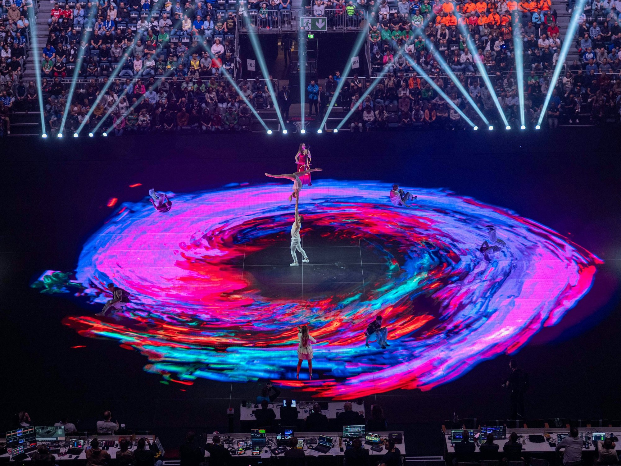 Blick auf den neuen LED-Glasboden in der Lanxess-Arena.