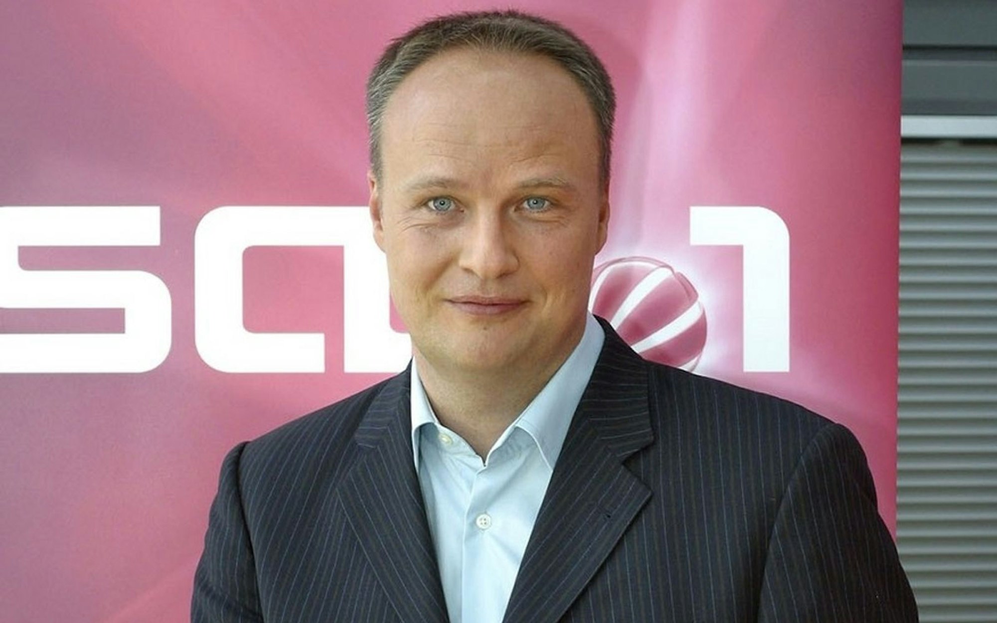 Seine TV-Karriere begann Oliver Welke als Fußball-Moderator bei SAT.1. (Bild: SAT.1 / Hans-Georg Gaul)