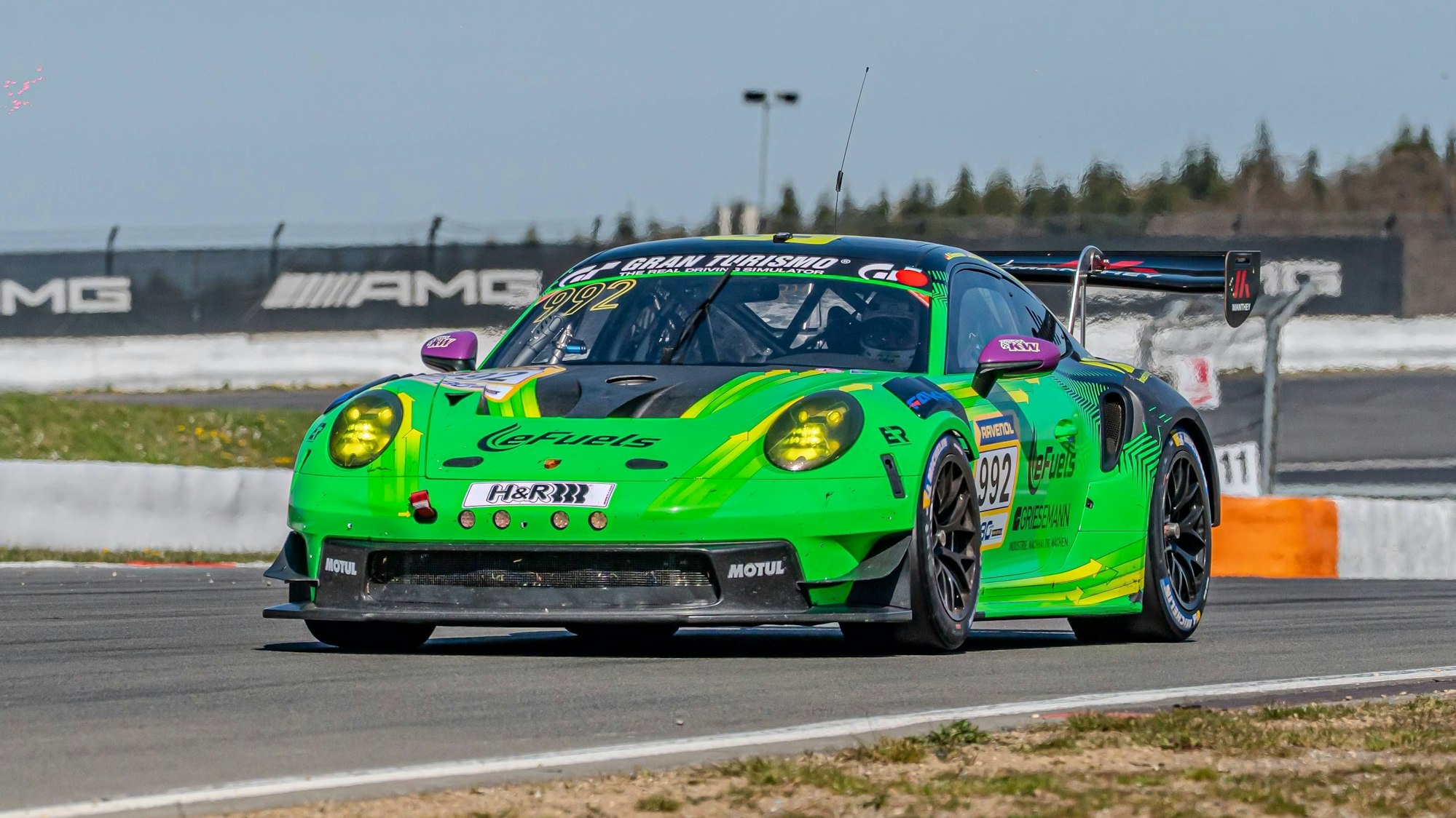 Björn Griesemann fährt mit seinem Porsche über den Nürburgring.