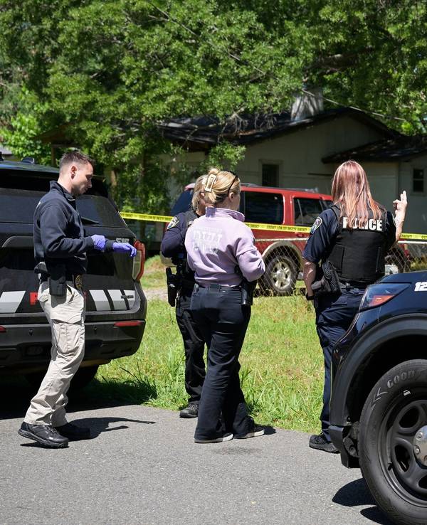 Polizisten versammeln sich für Ermittlungsarbeiten vor einem Haus in der Harrison Street in der Nähe der Bernstein Avenue. Am Sonntagmorgen kam es im US-Bundesstaat Louisiana zu einem dramatischen Fall von häuslicher Gewalt - dabei sterben nach Polizeiangaben acht Kinder.