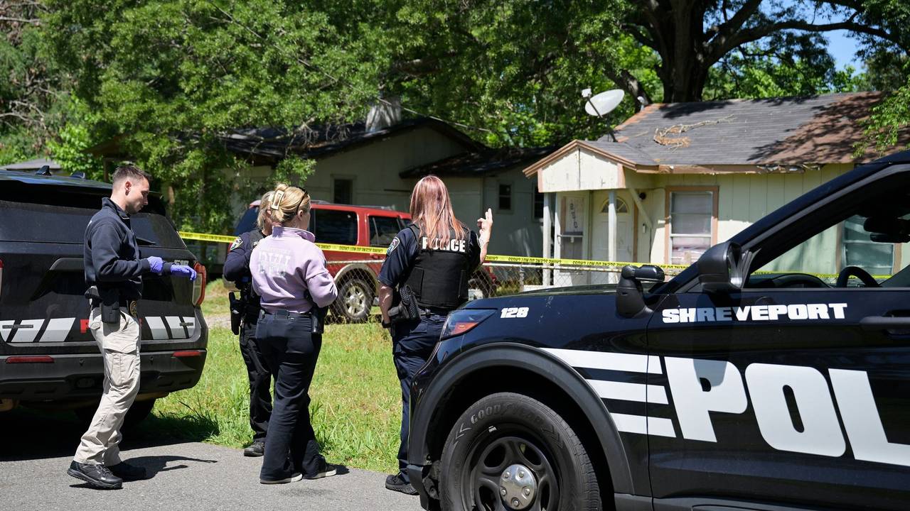 Polizisten versammeln sich für Ermittlungsarbeiten vor einem Haus in der Harrison Street in der Nähe der Bernstein Avenue. Am Sonntagmorgen kam es im US-Bundesstaat Louisiana zu einem dramatischen Fall von häuslicher Gewalt - dabei sterben nach Polizeiangaben acht Kinder.