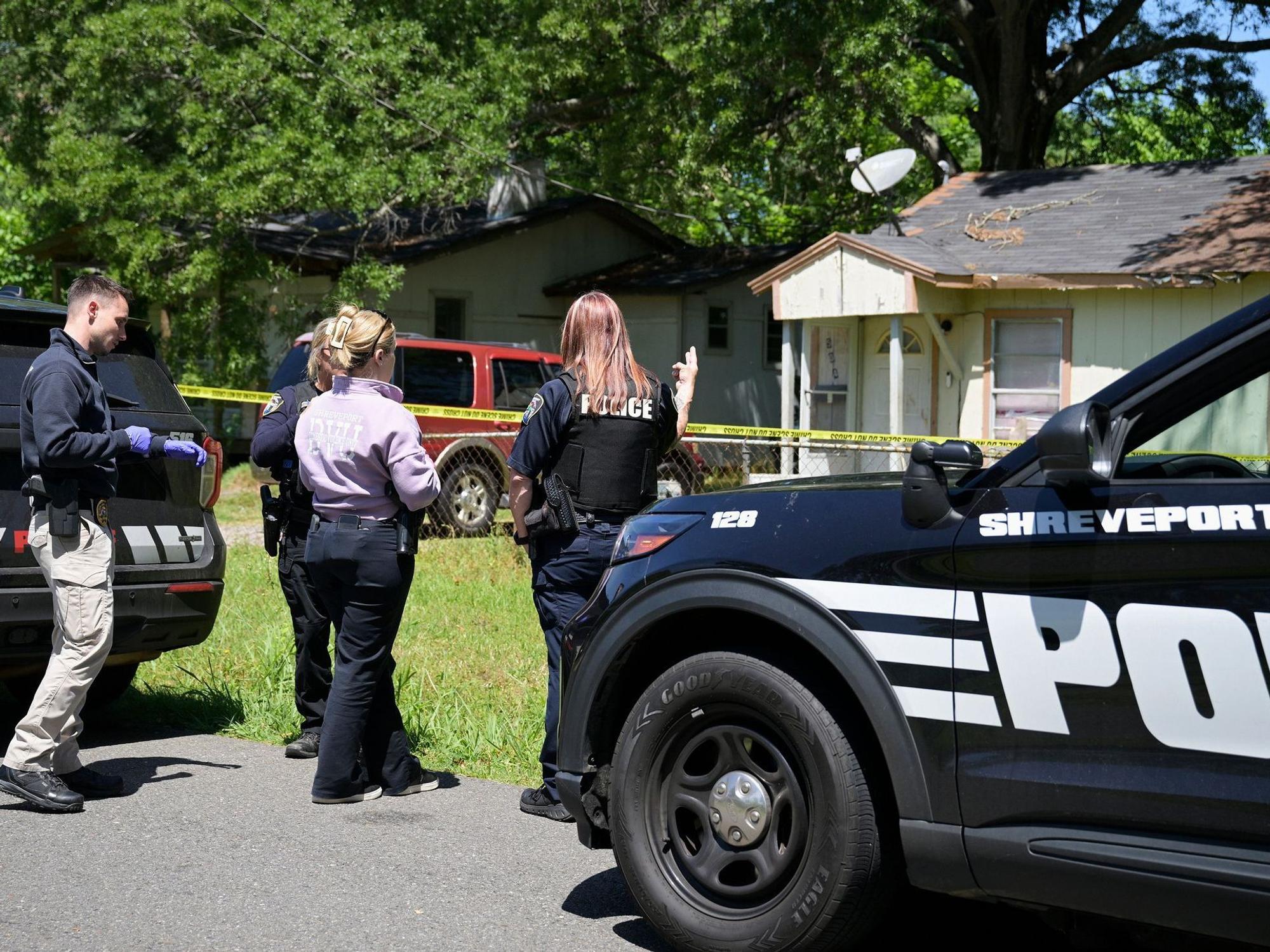 Polizisten versammeln sich für Ermittlungsarbeiten vor einem Haus in der Harrison Street in der Nähe der Bernstein Avenue. Am Sonntagmorgen kam es im US-Bundesstaat Louisiana zu einem dramatischen Fall von häuslicher Gewalt - dabei sterben nach Polizeiangaben acht Kinder.