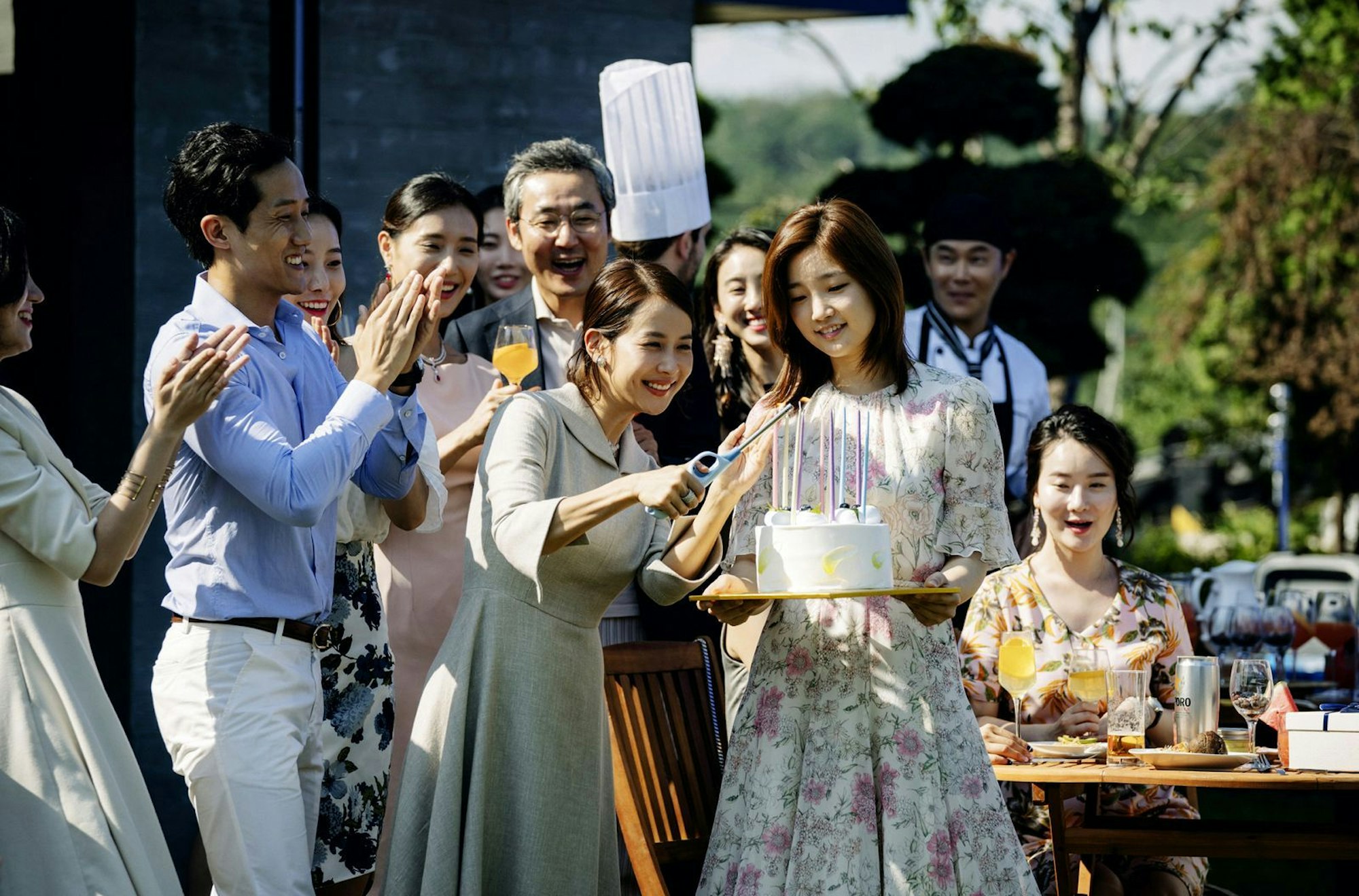 Ki-jung (Park So-dam, rechts) ist sehr beliebt bei Familie Park. Noch. (Bild: ARD Degeto Film/KochMedia)
