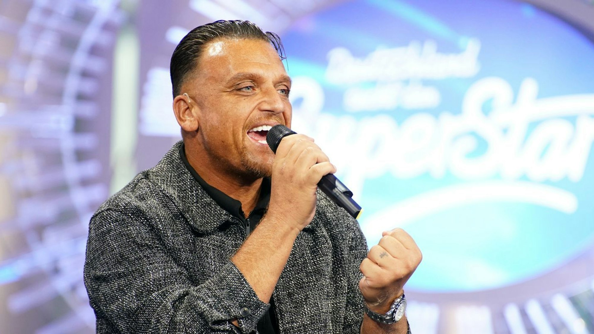 Auf Dieters Bitte sang Menowin nocheinmal und zwar „I Just Called To Say I Love You“ von Stevie Wonder. Genauso wie damals beim Casting 2010 - und immer noch so toll. (Bild: RTL/Stefan Gregorowius)