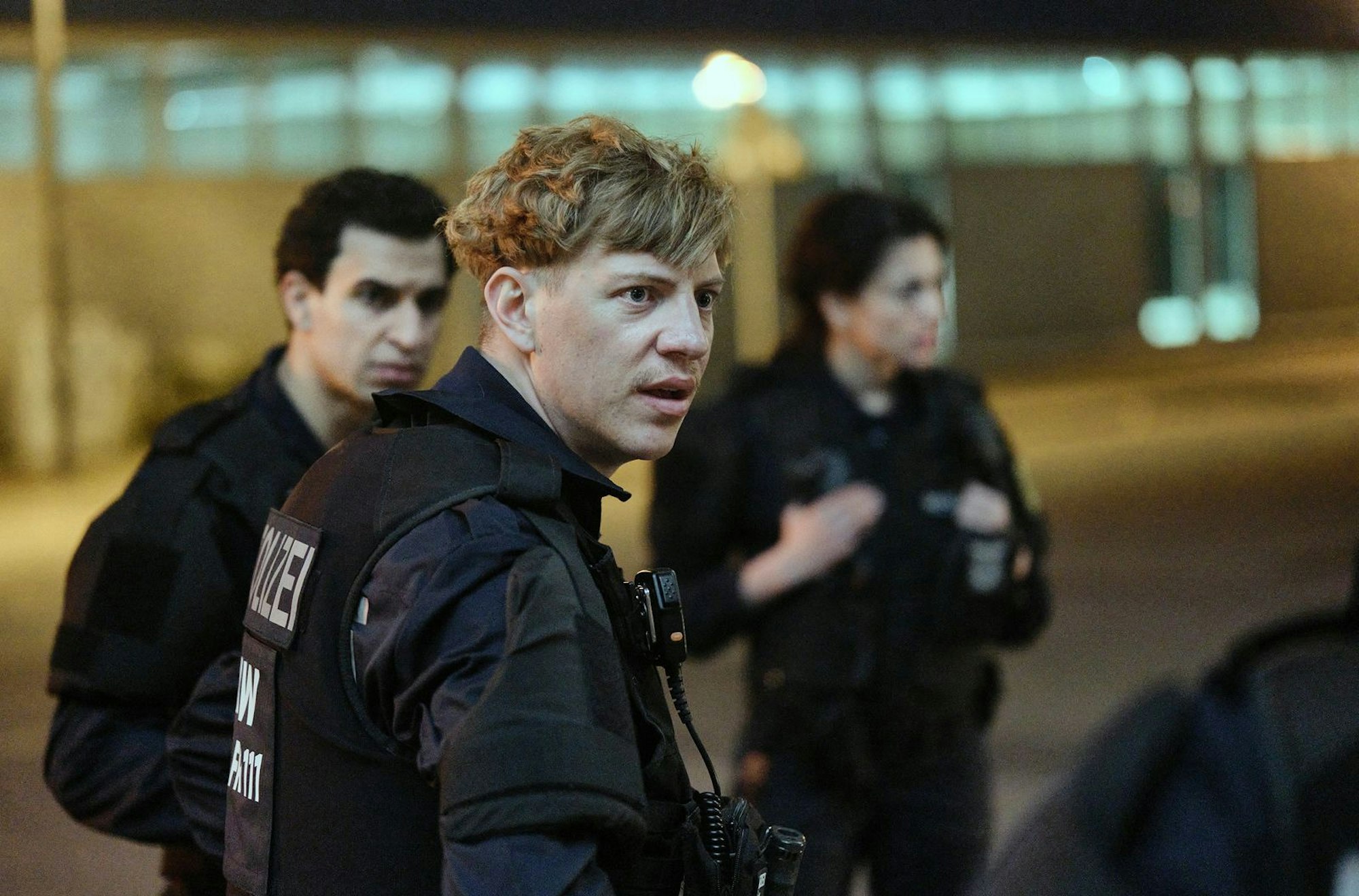 Wahrheit oder Pflicht? Bereitschaftspolizist Jakub (Lasse Lehmann, zweiter von links) lehnt sich gegen seine Kollegen auf. (Bild: SWR/Benoît Linder)