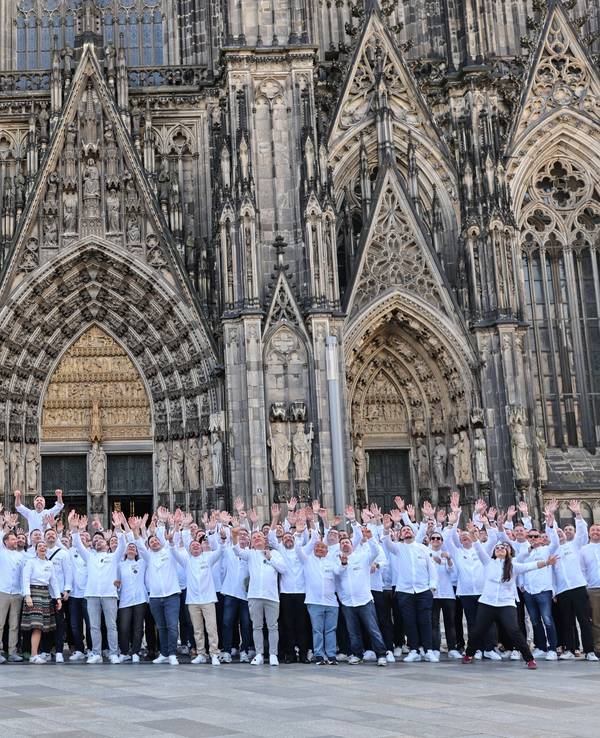 Köchinnen und Köche posieren vor dem Kölner Dom.