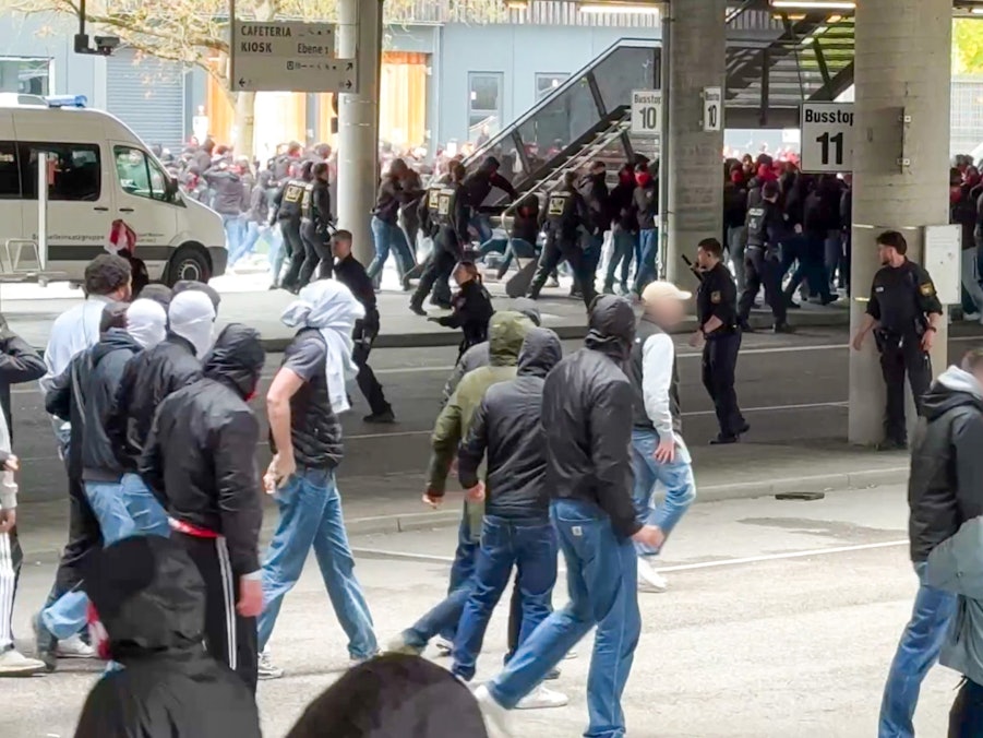 Schlägerei zwischen Fans des FC Bayern und des VfB Stuttgart.