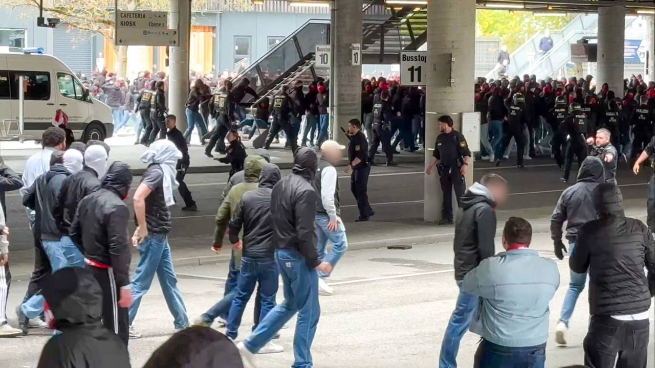 Schlägerei zwischen Fans des FC Bayern und des VfB Stuttgart.