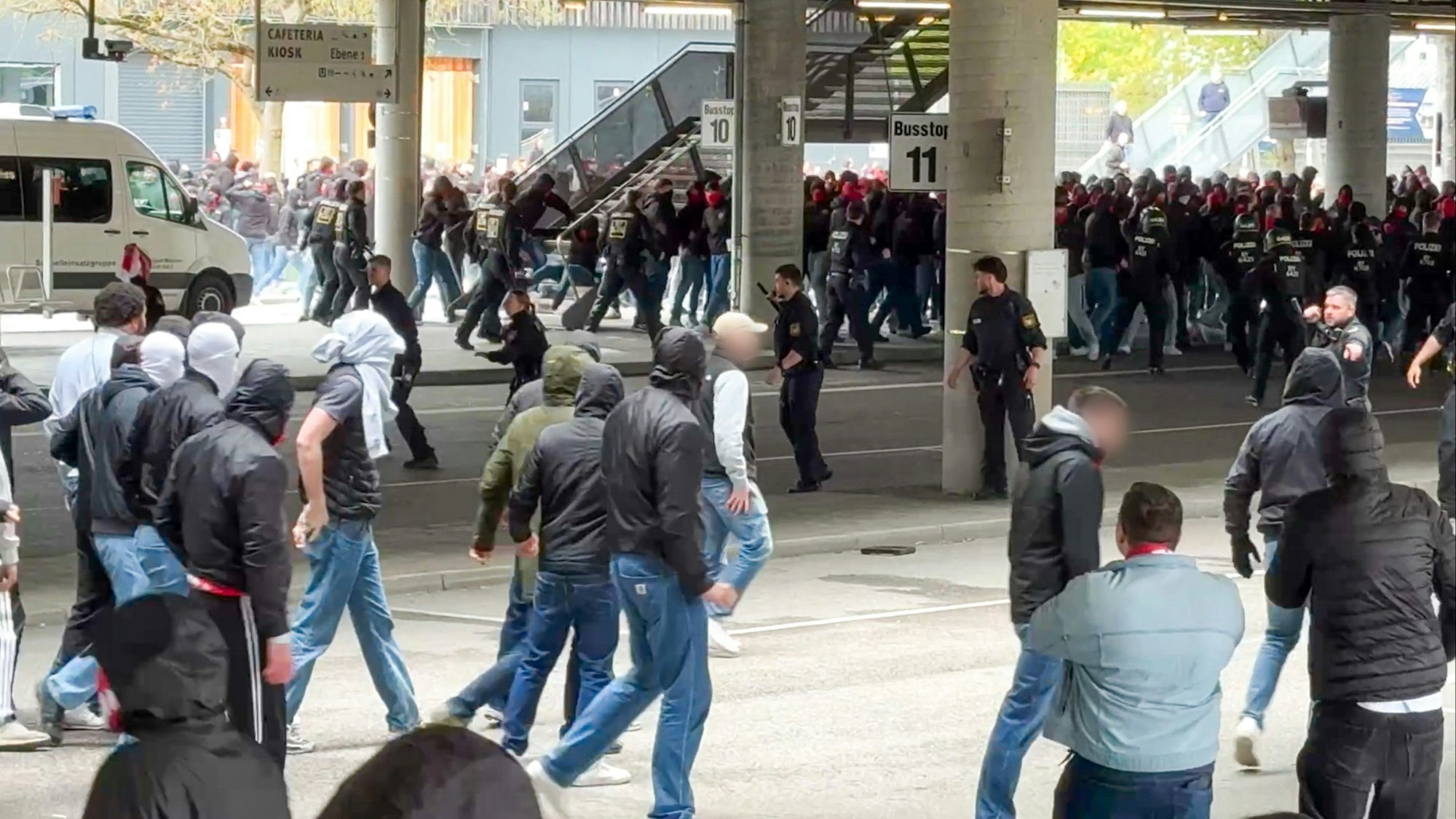 Rivalisierende Fußballfans des VfB Stuttgart und des FC Bayern München haben sich eine Massenschlägerei geliefert.