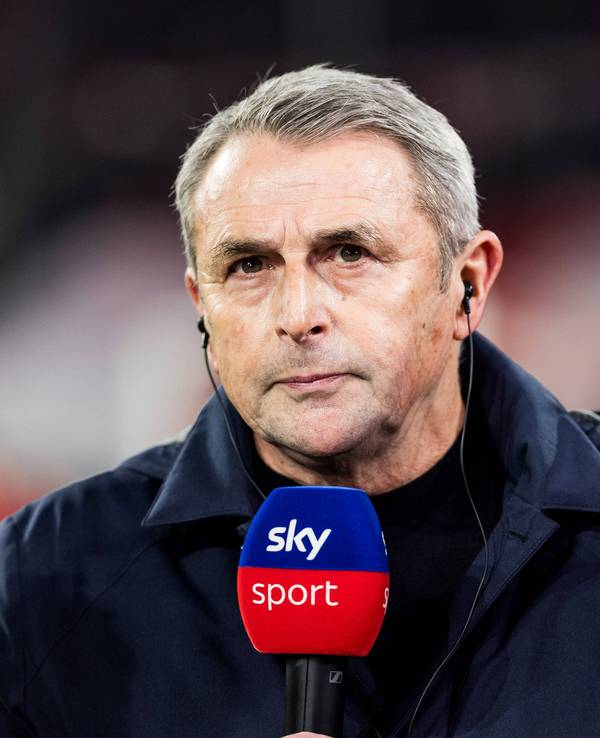 Klaus Allofs spricht in ein Mikrofon von Sky.