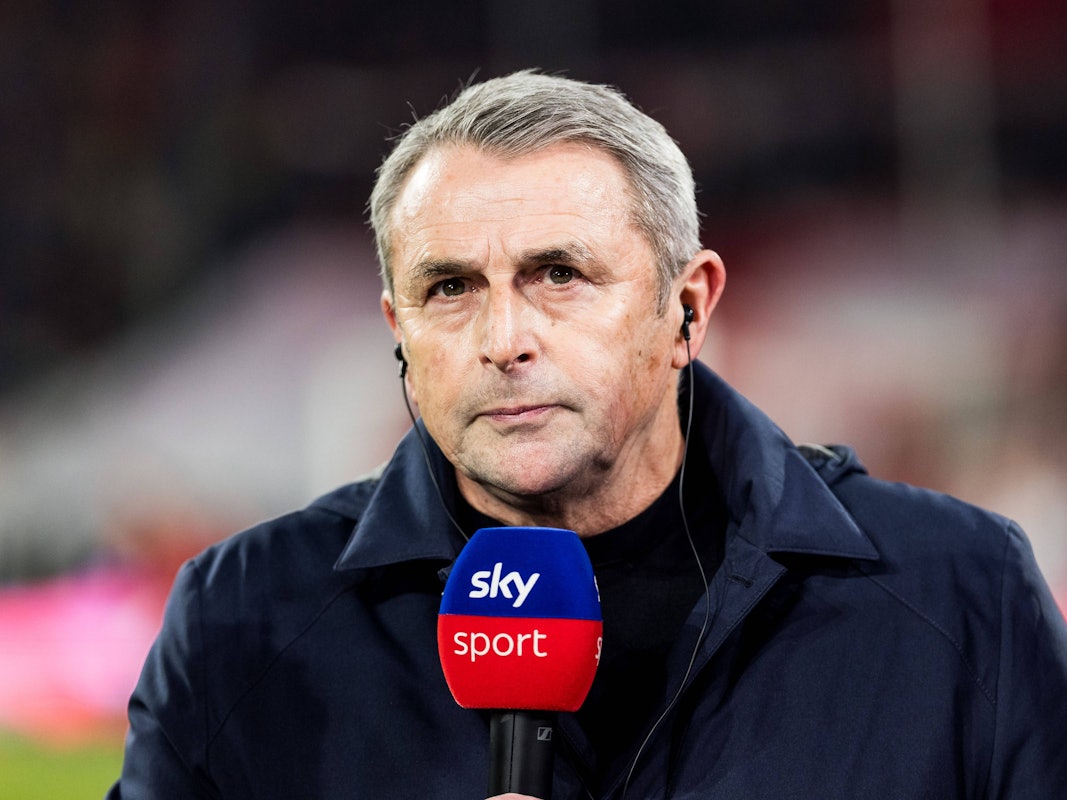 Klaus Allofs spricht in ein Mikrofon von Sky.