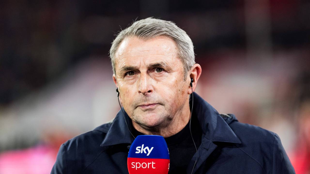 Klaus Allofs spricht in ein Mikrofon von Sky.