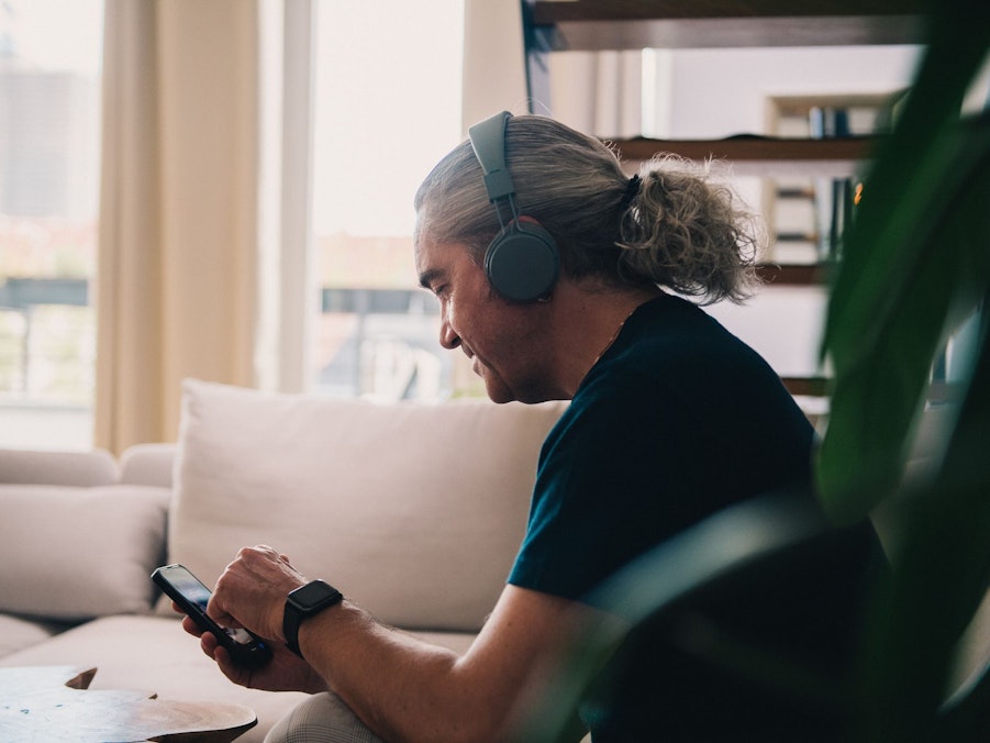 Ein Mann hört Musik auf seinem Handy