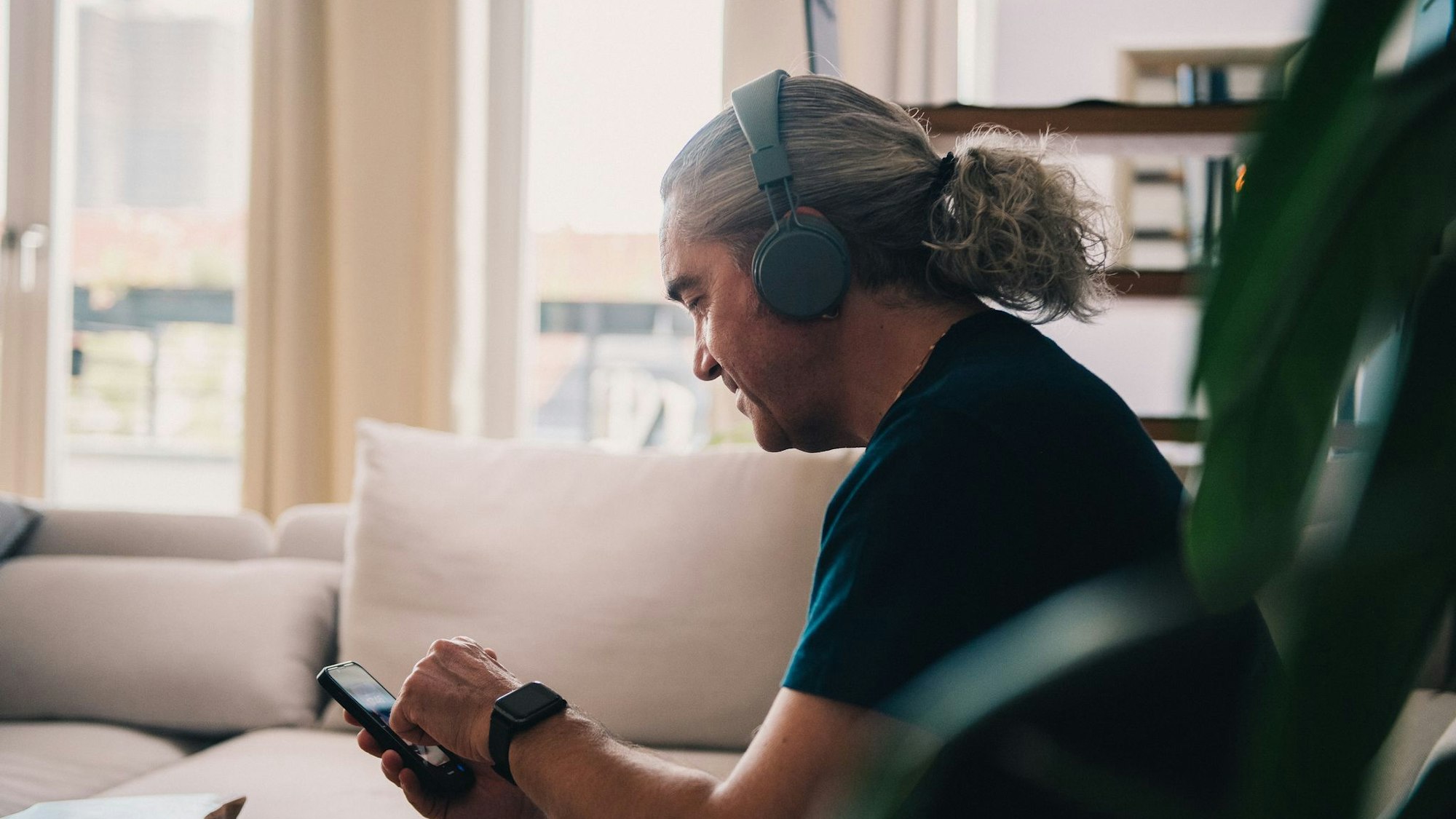 Ein Mann hört Musik auf seinem Handy