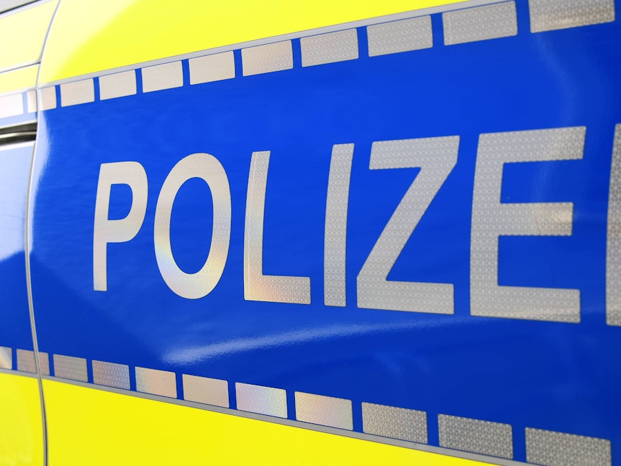 Polizeiauto mit reflektierendem POLIZEI-Schriftzug