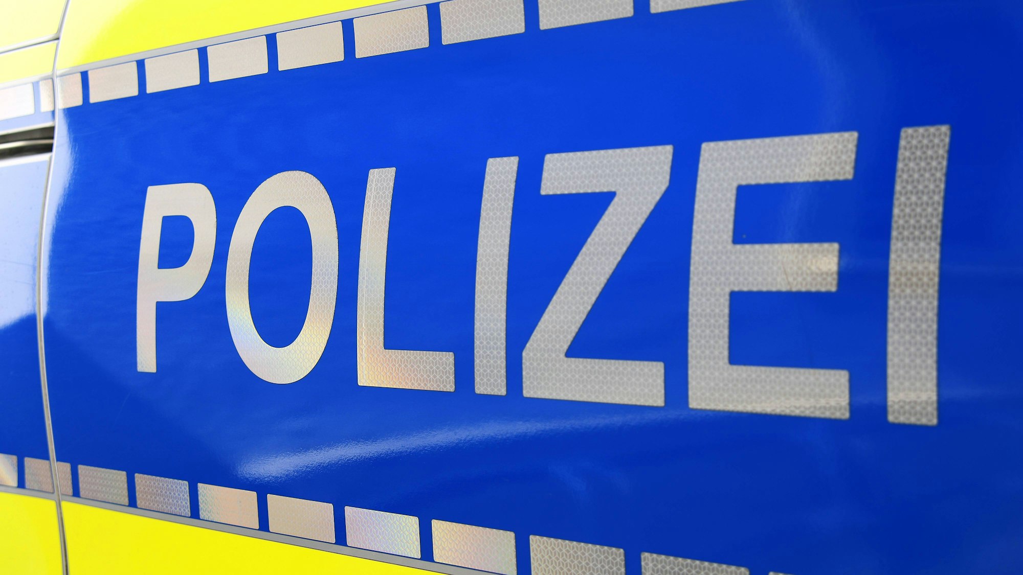 Polizeiauto mit reflektierendem POLIZEI-Schriftzug