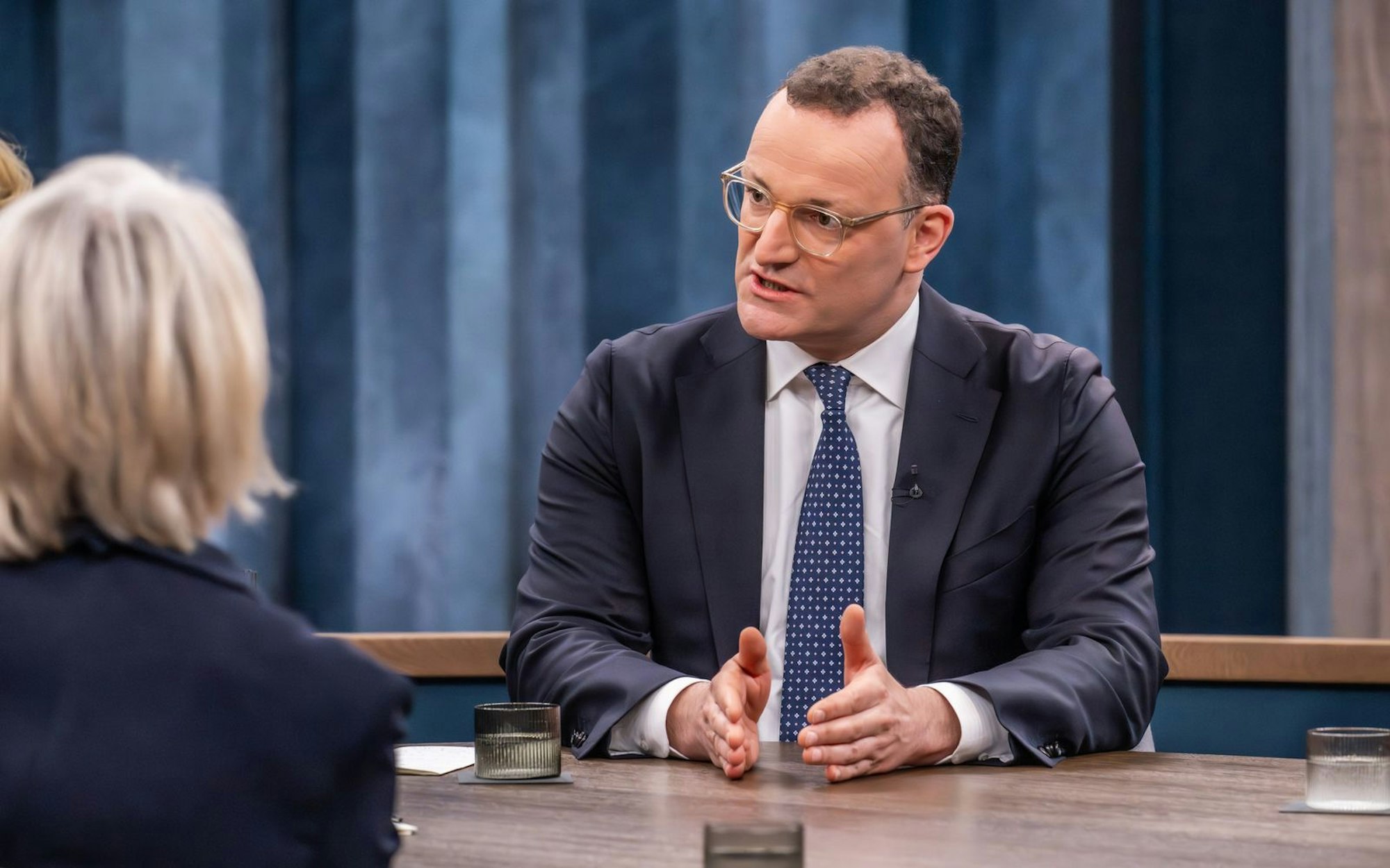 Die wirtschaftliche Lage sei „brutal“, erklärte Jens Spahn bei „Caren Miosga“. (Bild: NDR/Claudius Pflug)