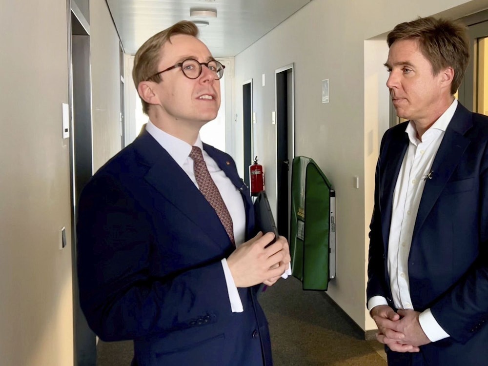 Journalist Markus Feldenkirchen (rechts) traf CDU-Politiker Philipp Amthor für seine „Konfrontation“-Reihe. (Bild: WDR / Carl Exner / beckground tv)