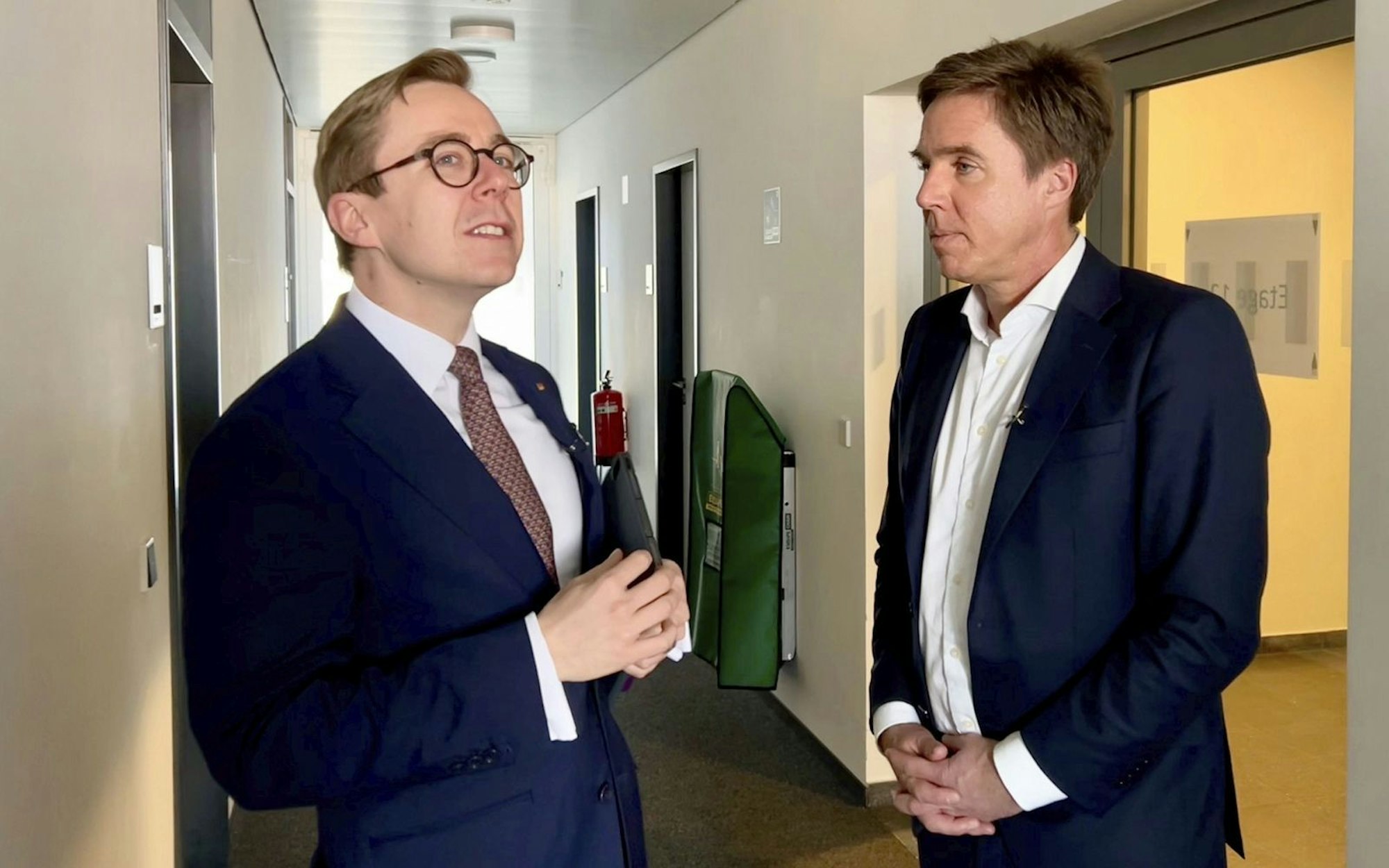Journalist Markus Feldenkirchen (rechts) traf CDU-Politiker Philipp Amthor für seine „Konfrontation“-Reihe. (Bild: WDR / Carl Exner / beckground tv)
