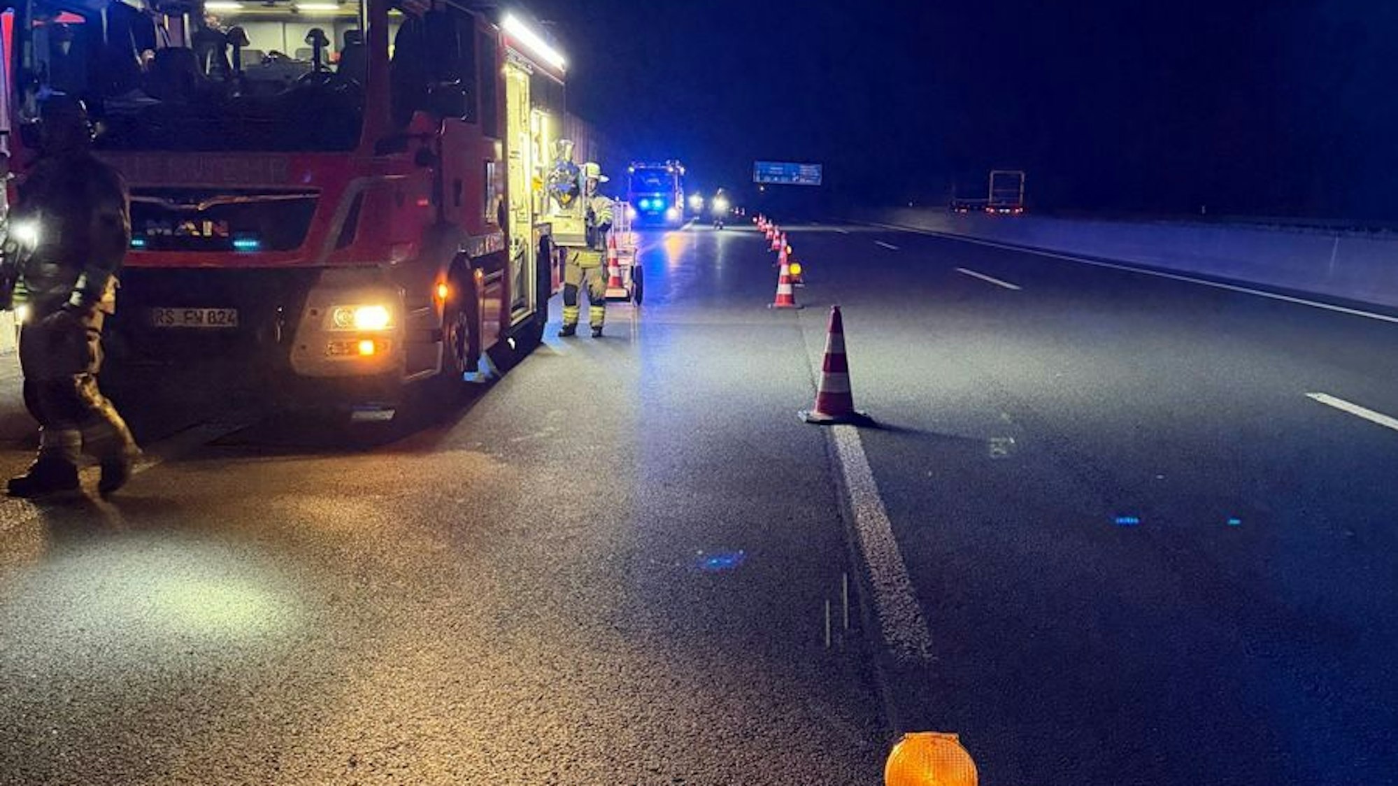 Pkw-Brand auf der A1 in Remscheid.