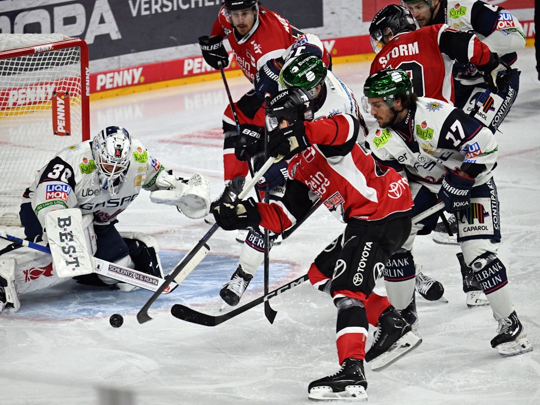 Spielszene zwischen den Kölner Haien und den Eisbären Berlin.