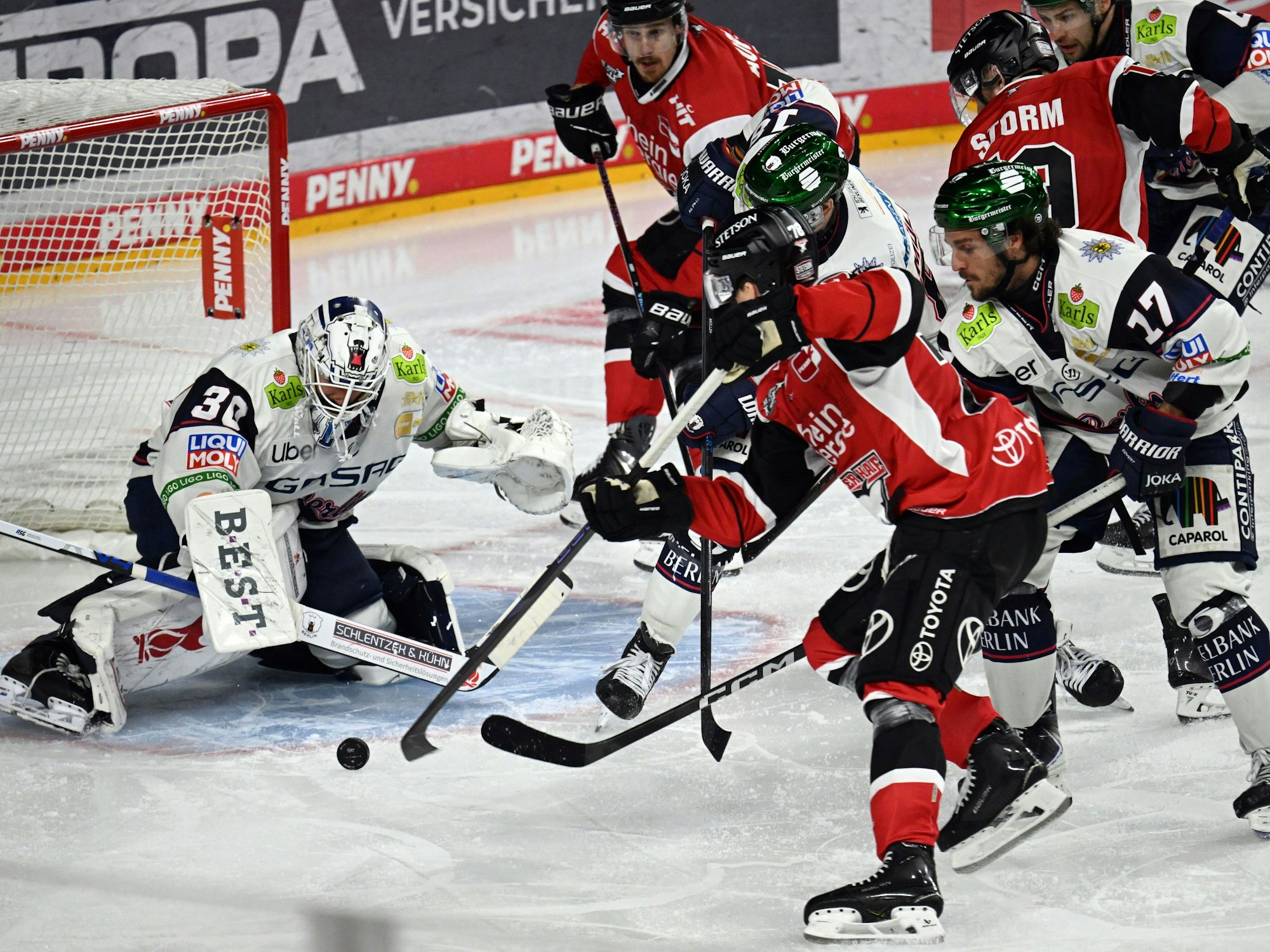 Spielszene zwischen den Kölner Haien und den Eisbären Berlin.