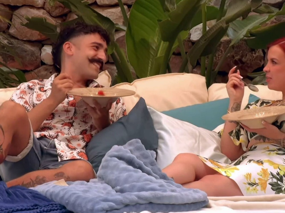 Das Date zwischen Yoel und Denise endet am Hotelpool. (Bild: RTL)