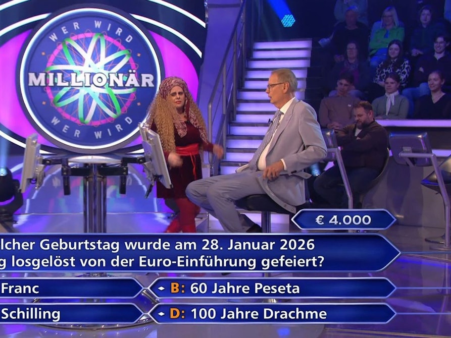 „Kommen Sie mir bitte nicht zu nahe“, warnte Günther Jauch: Kandidatin Sylvia Schindler hatte plötzlich ihren Platz verlassen. (Bild: RTL)